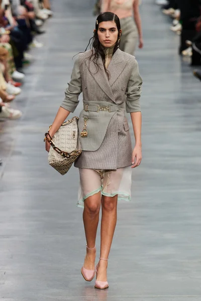 Look 16